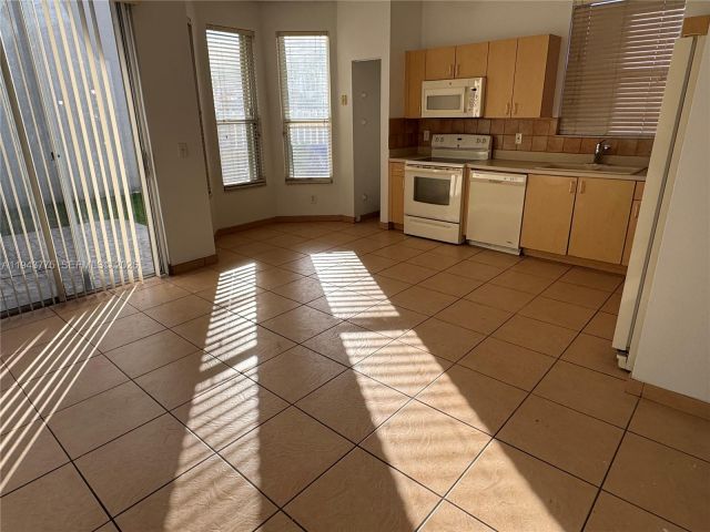 Дом в аренду по адресу 13064 NW 9th Ct 13064 - фото 7454925