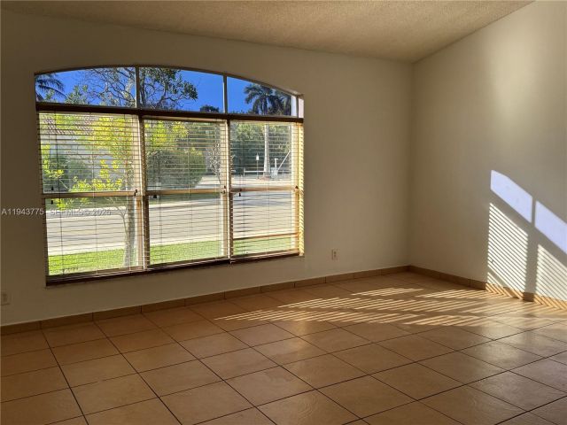 Дом в аренду по адресу 13064 NW 9th Ct 13064 - фото 7454928