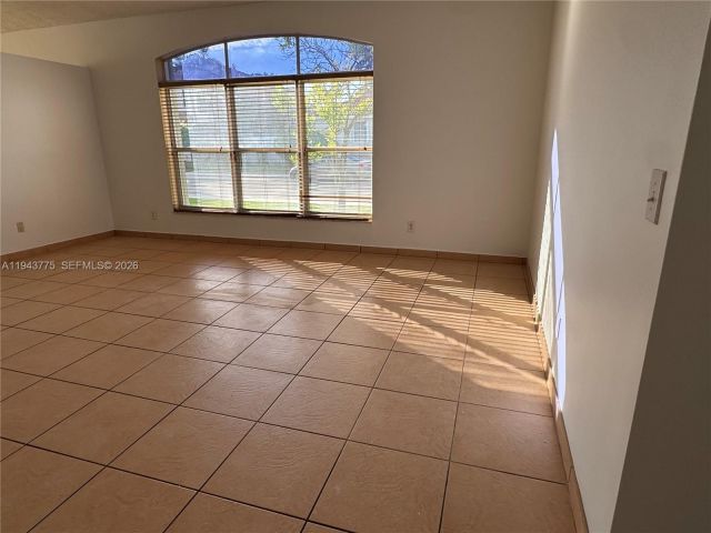 Дом в аренду по адресу 13064 NW 9th Ct 13064 - фото 7454930