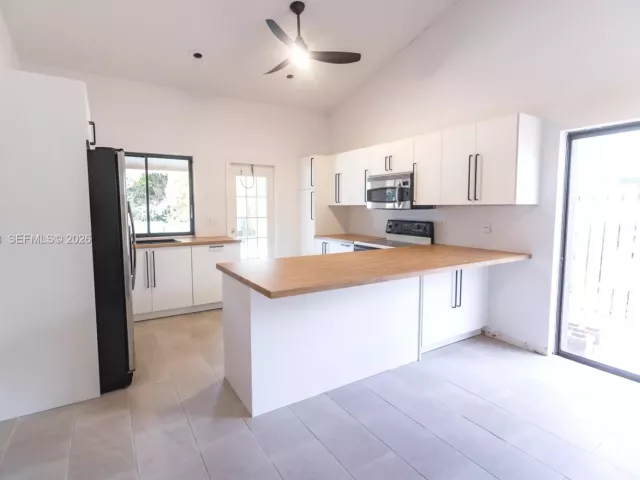 Дом в аренду по адресу 8775 SW 57th St - фото 7128365