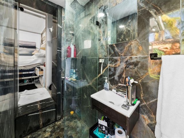 Продажа дома по адресу 8918 Harding Ave - фото 7098626