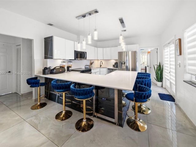 Продажа дома по адресу 8918 Harding Ave - фото 7098635