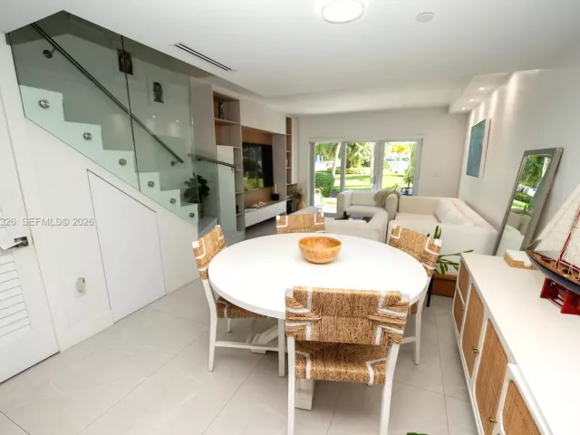 Дом в аренду по адресу 881 Ocean Dr TH15 - фото 7119493