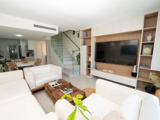 Дом в аренду по адресу 881 Ocean Dr TH15 - фото 7119494