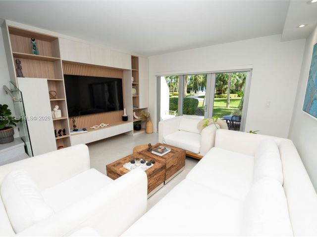 Дом в аренду по адресу 881 Ocean Dr TH15 - фото 7119498