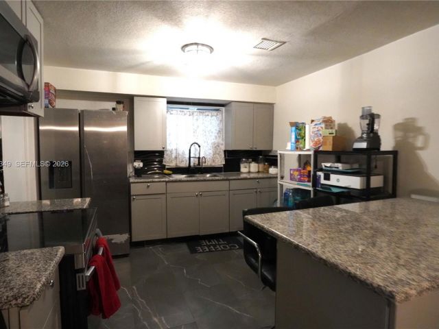 Продажа дома по адресу 625 NE 130th Street - фото 7437379