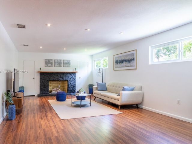 Дом в аренду по адресу 14325 NE 8th Ave - фото 7119281