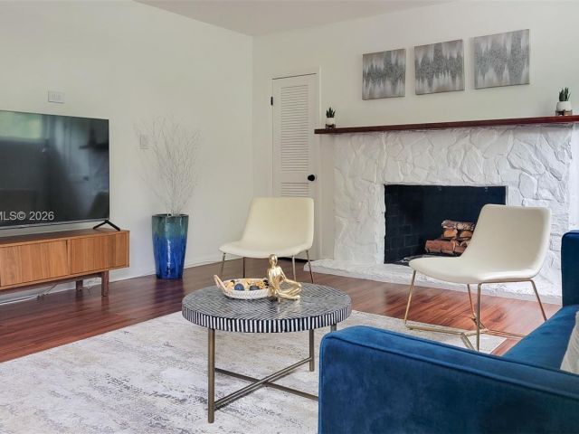 Дом в аренду по адресу 14325 NE 8th Ave - фото 7119291