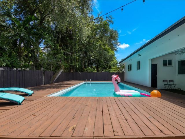 Дом в аренду по адресу 14325 NE 8th Ave - фото 7119307