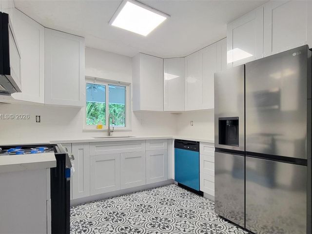 Дом в аренду по адресу 14325 NE 8th Ave - фото 7119309