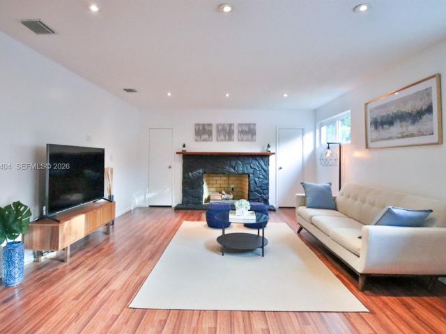 Дом в аренду по адресу 14325 NE 8th Ave - фото 7119312