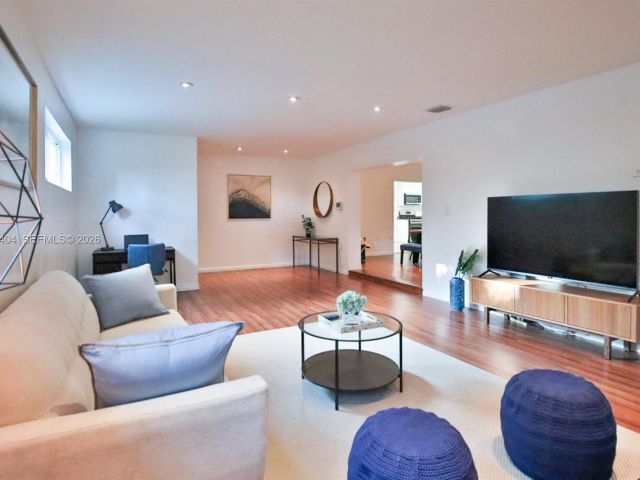 Дом в аренду по адресу 14325 NE 8th Ave - фото 7119315