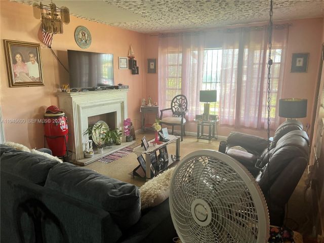 Продажа дома по адресу 12085 NW 11th Ave - фото 7153639