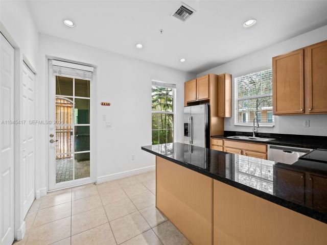 Дом в аренду по адресу 14762 SW 12th St - фото 7454688