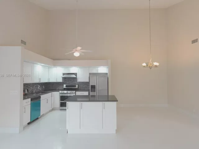 Дом в аренду по адресу 518 NE 48th St 518 - фото 7128940