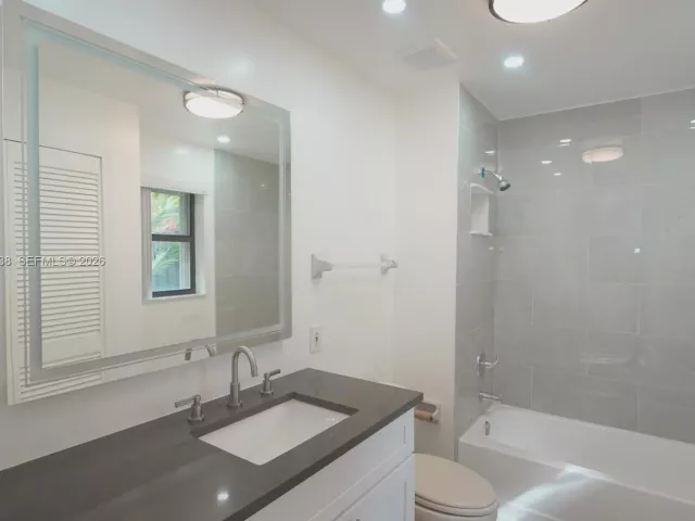 Дом в аренду по адресу 518 NE 48th St 518 - фото 7128944