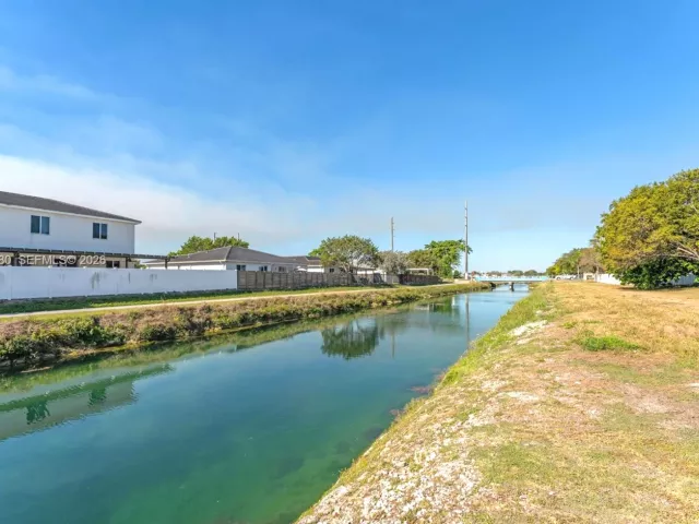 Дом в аренду по адресу 1856 NE 3rd Ct - фото 7197746