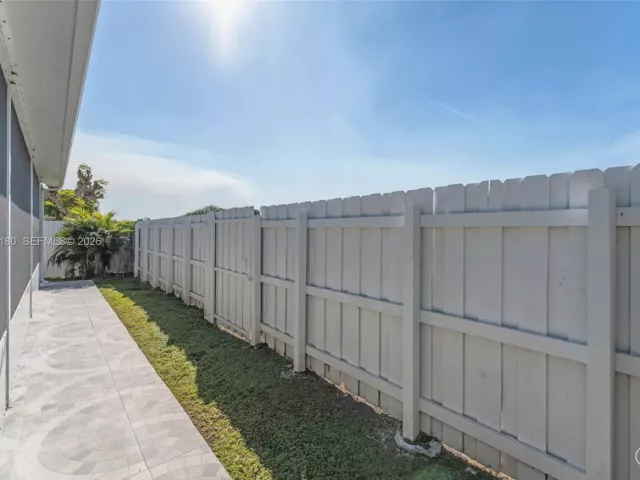 Дом в аренду по адресу 1856 NE 3rd Ct - фото 7197748