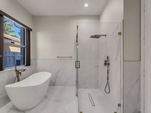 Дом в аренду по адресу 1856 NE 3rd Ct - фото 7197752