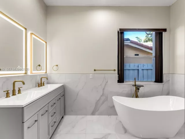 Дом в аренду по адресу 1856 NE 3rd Ct - фото 7197753