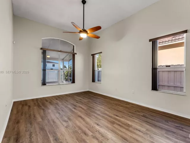 Дом в аренду по адресу 1856 NE 3rd Ct - фото 7197740