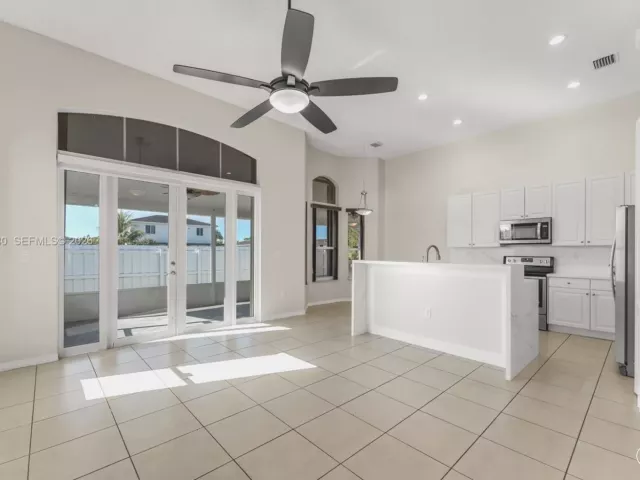 Дом в аренду по адресу 1856 NE 3rd Ct - фото 7197741