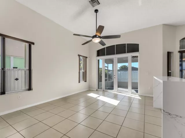 Дом в аренду по адресу 1856 NE 3rd Ct - фото 7197742