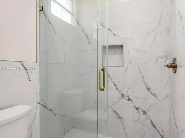 Дом в аренду по адресу 1856 NE 3rd Ct - фото 7197734