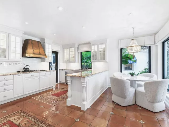 Дом в аренду по адресу 56 S Hibiscus Dr - фото 7134557