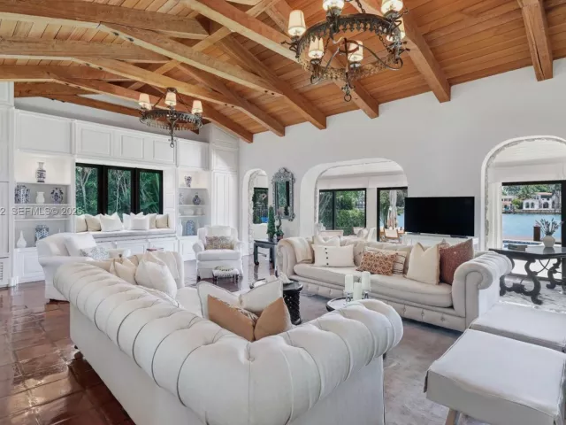 Дом в аренду по адресу 56 S Hibiscus Dr - фото 7134558