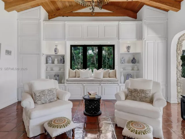 Дом в аренду по адресу 56 S Hibiscus Dr - фото 7134559