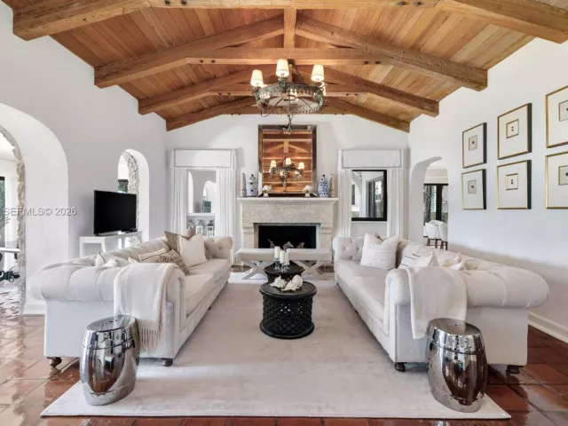 Дом в аренду по адресу 56 S Hibiscus Dr - фото 7134560