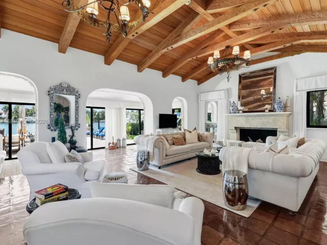 Дом в аренду по адресу 56 S Hibiscus Dr - фото 7134561