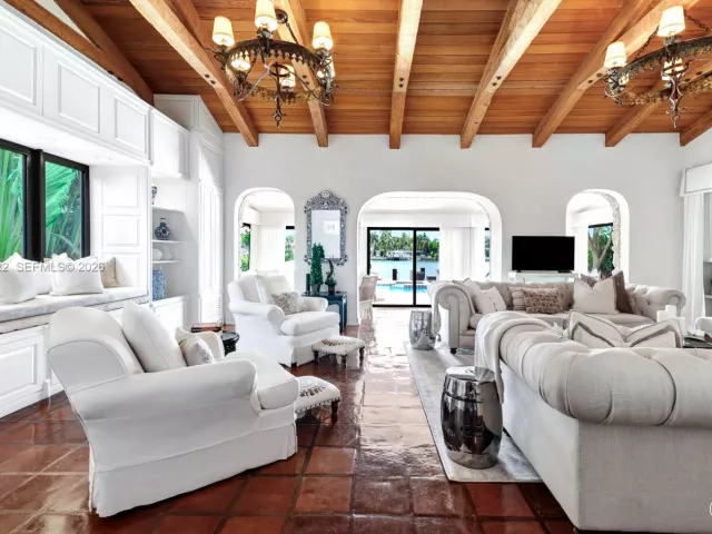 Дом в аренду по адресу 56 S Hibiscus Dr - фото 7134562