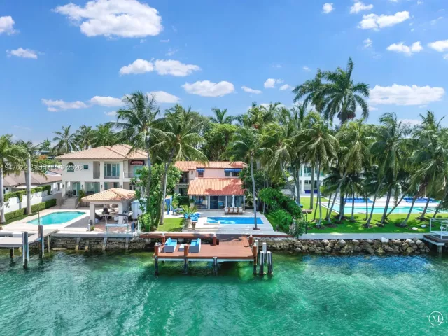 Дом в аренду по адресу 56 S Hibiscus Dr - фото 7134564