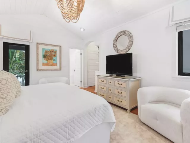 Дом в аренду по адресу 56 S Hibiscus Dr - фото 7134550