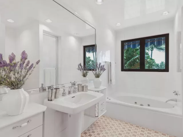 Дом в аренду по адресу 56 S Hibiscus Dr - фото 7134551