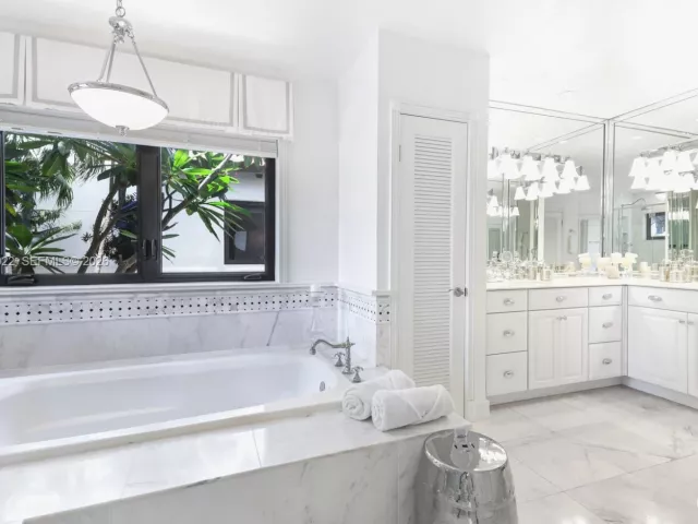 Дом в аренду по адресу 56 S Hibiscus Dr - фото 7134553