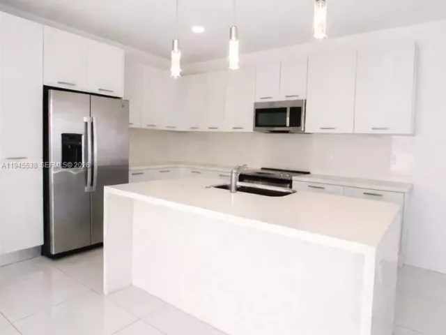 Дом в аренду по адресу 15808 SW 136th Way - фото 7135269