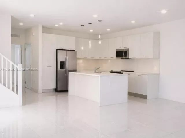 Дом в аренду по адресу 15808 SW 136th Way - фото 7135270