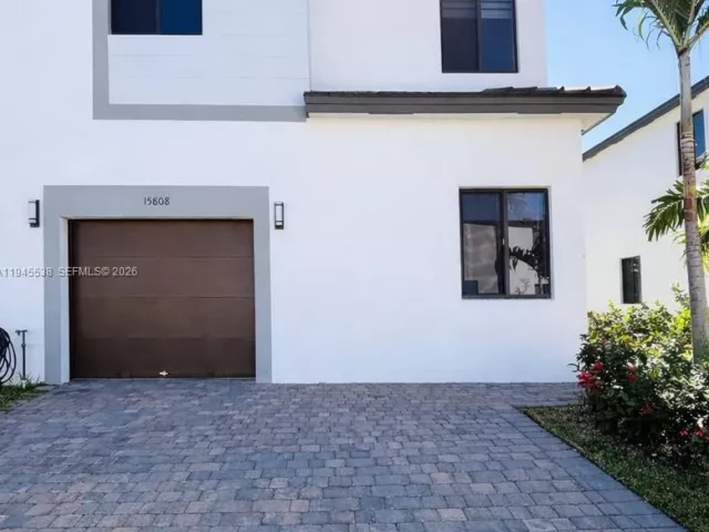 Дом в аренду по адресу 15808 SW 136th Way - фото 7135271