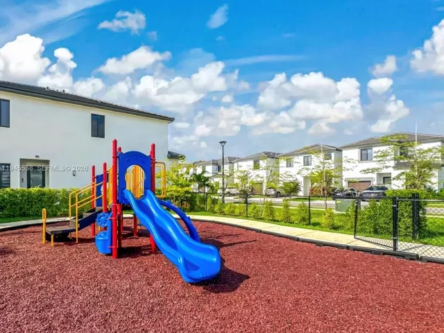 Дом в аренду по адресу 15808 SW 136th Way - фото 7135261