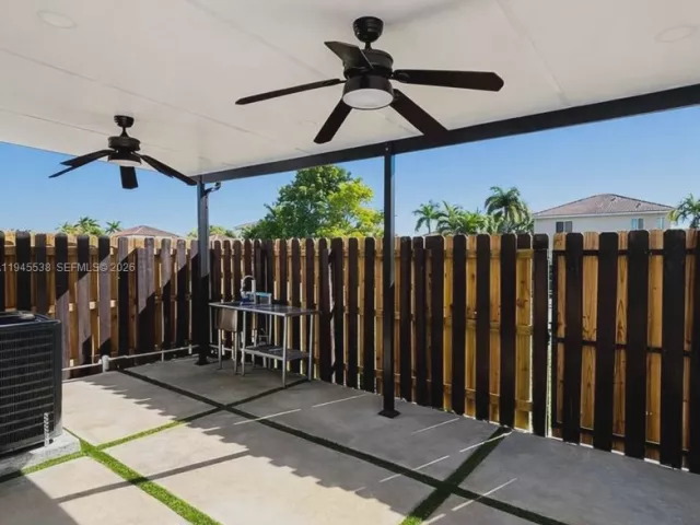 Дом в аренду по адресу 15808 SW 136th Way - фото 7135262