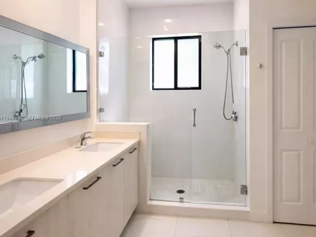 Дом в аренду по адресу 15808 SW 136th Way - фото 7135263