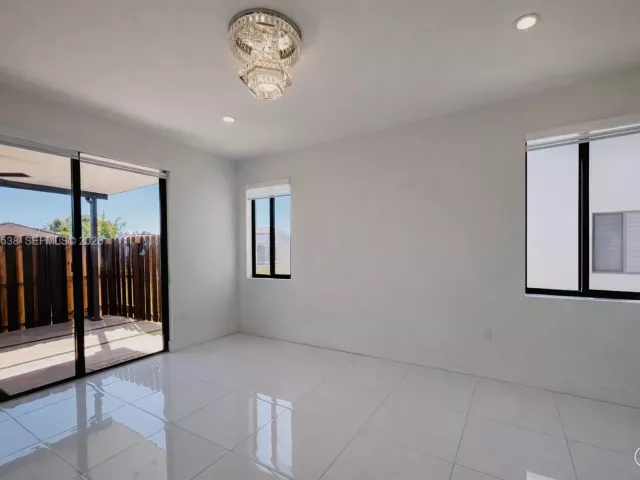 Дом в аренду по адресу 15808 SW 136th Way - фото 7135264