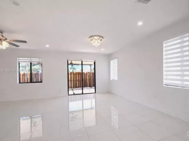 Дом в аренду по адресу 15808 SW 136th Way - фото 7135267