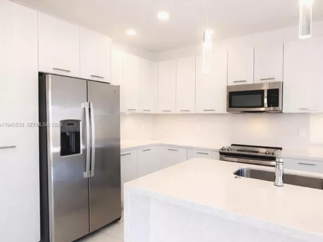 Дом в аренду по адресу 15808 SW 136th Way - фото 7135268