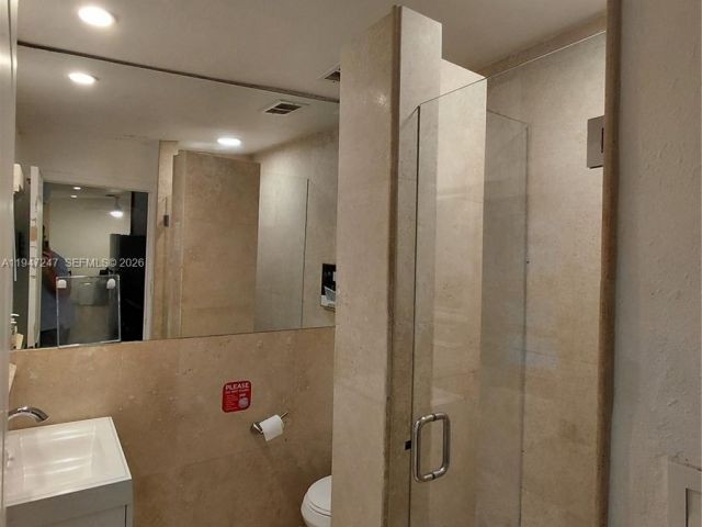 Дом в аренду по адресу 1050 NE 82nd St 3 - фото 7515122