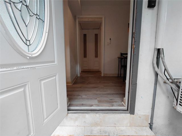 Дом в аренду по адресу 1050 NE 82nd St 3 - фото 7515125