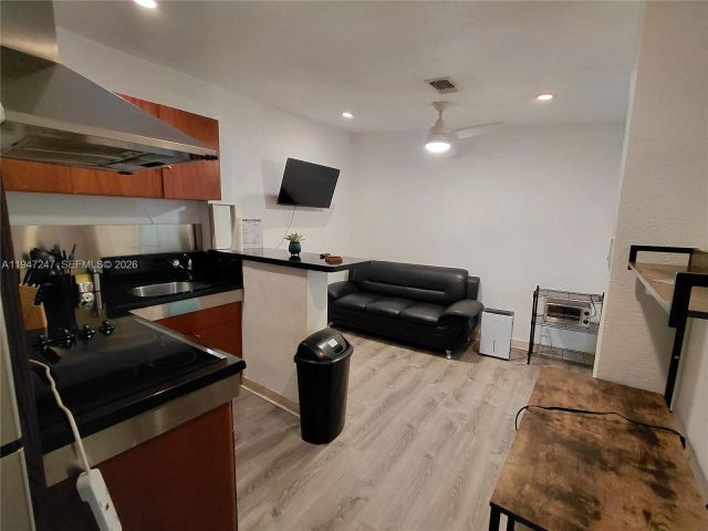 Дом в аренду по адресу 1050 NE 82nd St 3 - фото 7515126